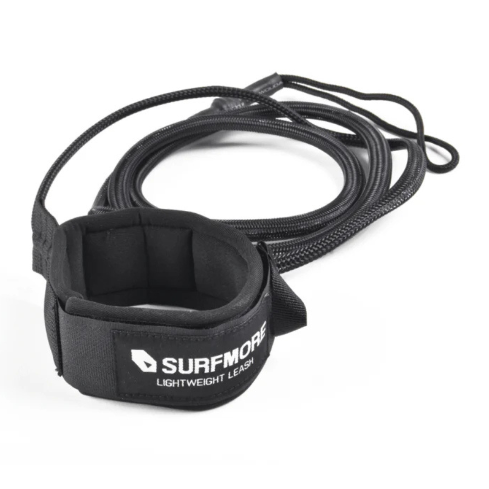 Ultralätt svart SUP-leash från SURFMORE som väger endast 70 gram