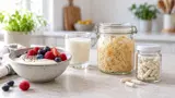 Yoghurt med bär, kefir och surkål bredvid en burk probiotikakapslar